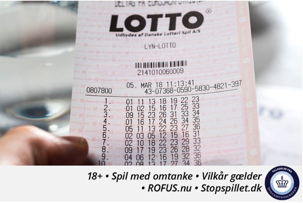 person holder lottokupon i hånden
