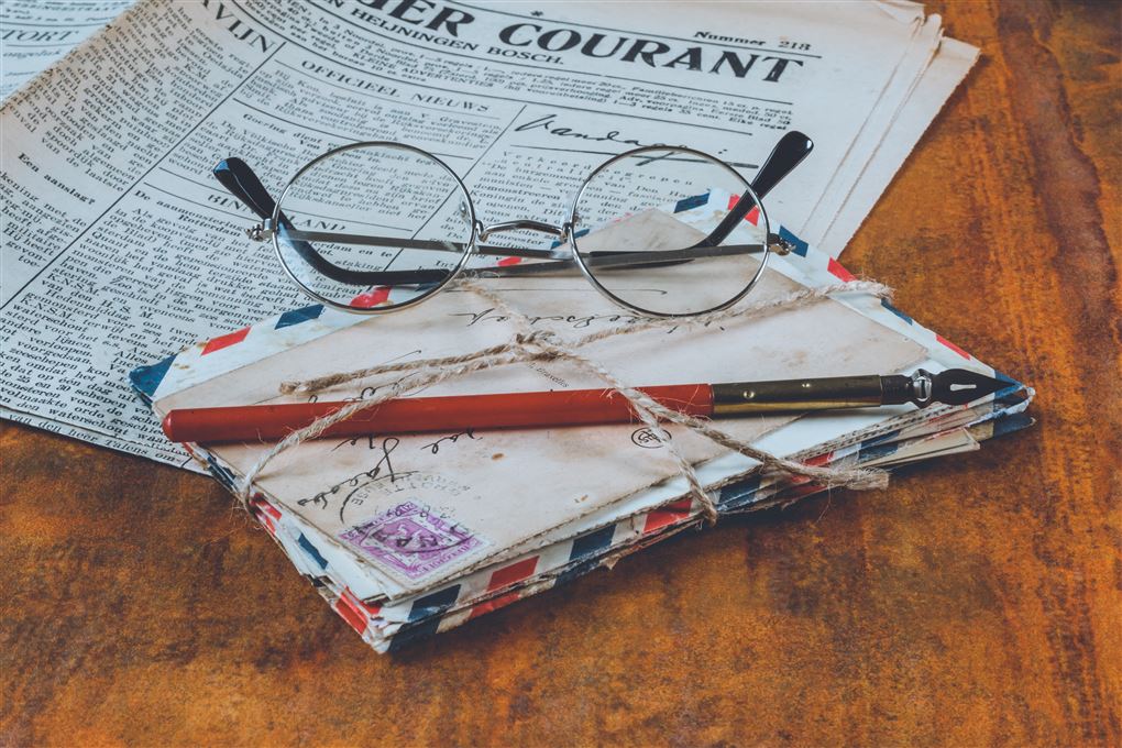 En avis, nogle breve og et par briller