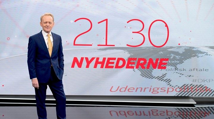 mand poserer i nyhedsstudie