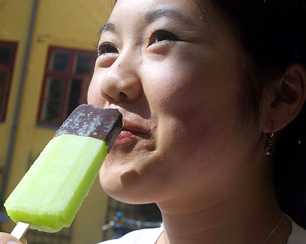 En pige spiser en is