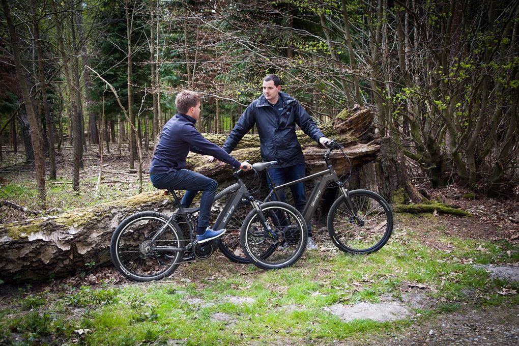 to fyre på cykel i skoven