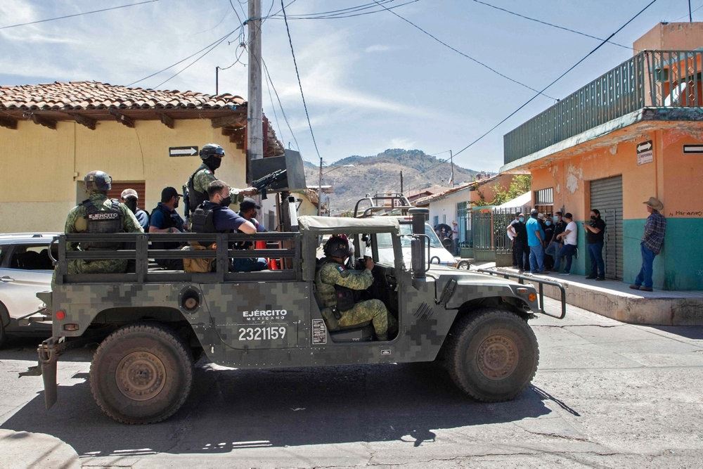 en jeep med militærfolk i Mexico