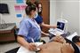 Sygeplejerske scanner gravid kvinde