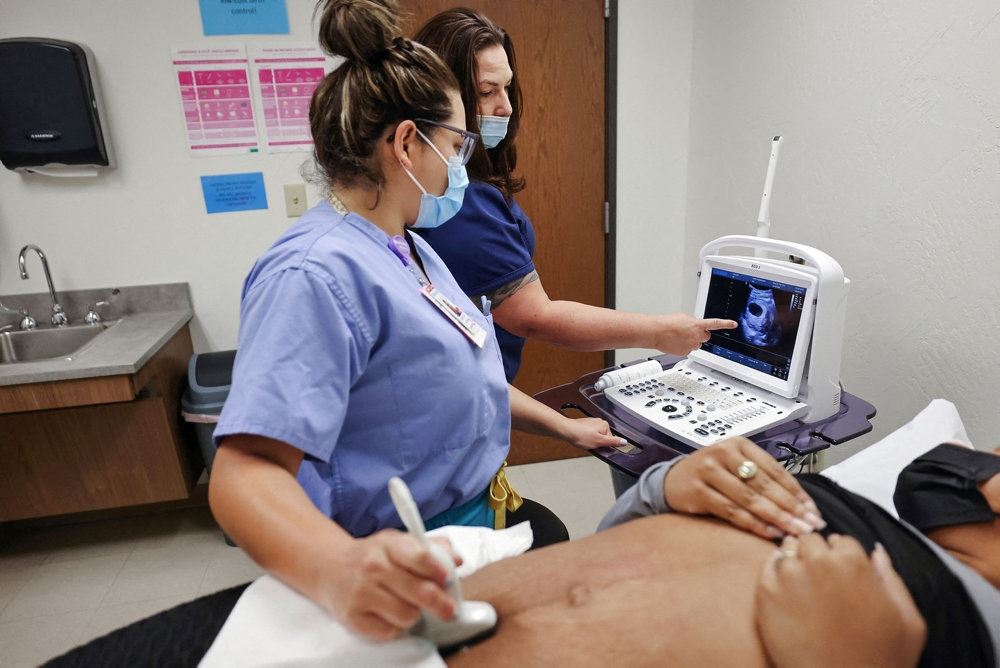 Sygeplejerske scanner gravid kvinde