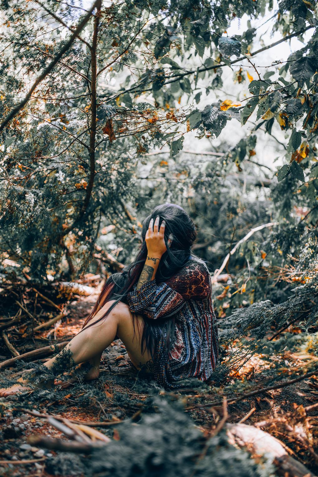 En kvinde græder i en skov