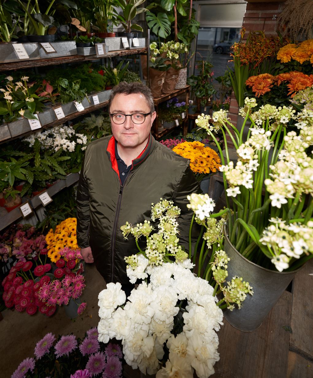En mand i en blomsterbutik