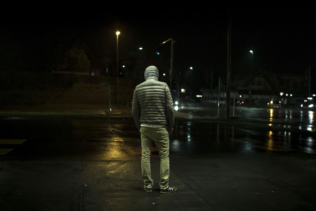 Et anonymiseret billede af Ahmed Samsam set bagfra i mørke
