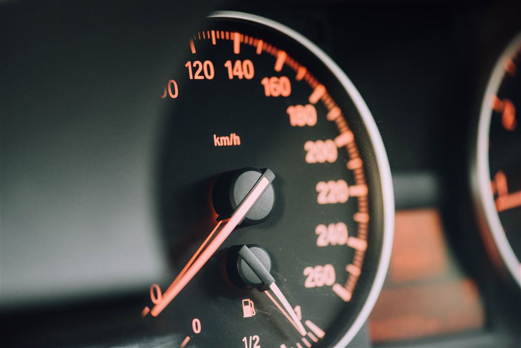 Et speedometer i en bil
