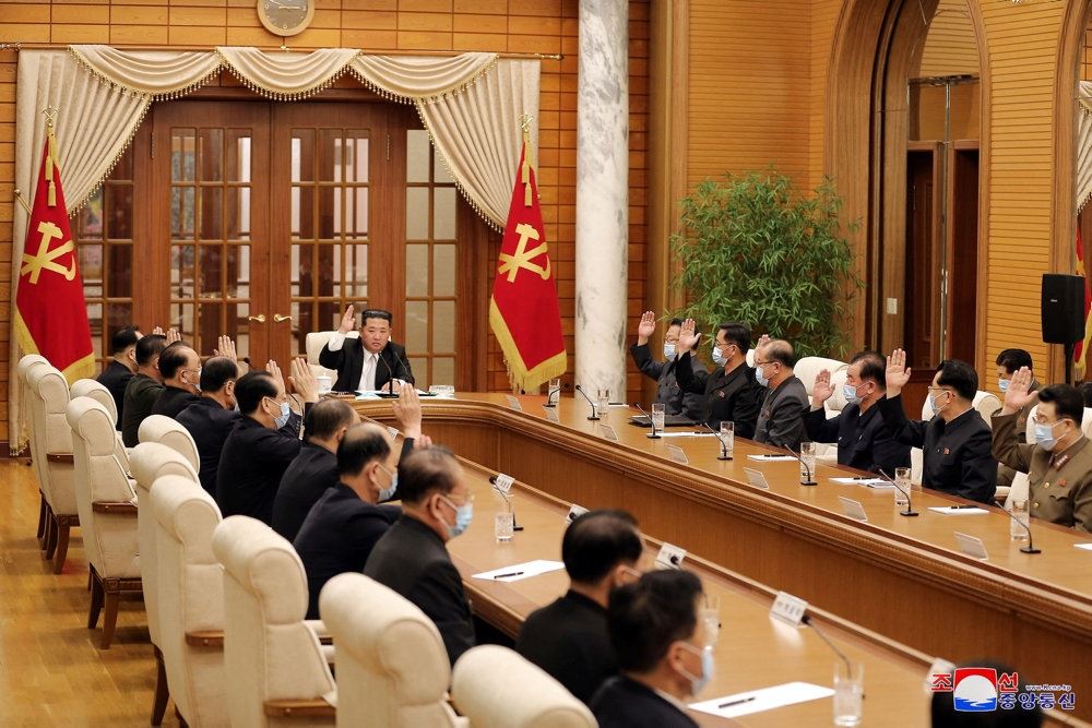 folk sidder på stole i regeringsbygning i nordkorea