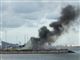 Båd i brand - sort røg