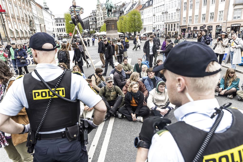 politi til stede ved demonstration