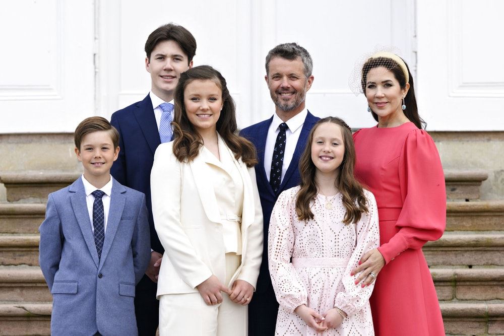 Kronprinsfamilien på en trappe