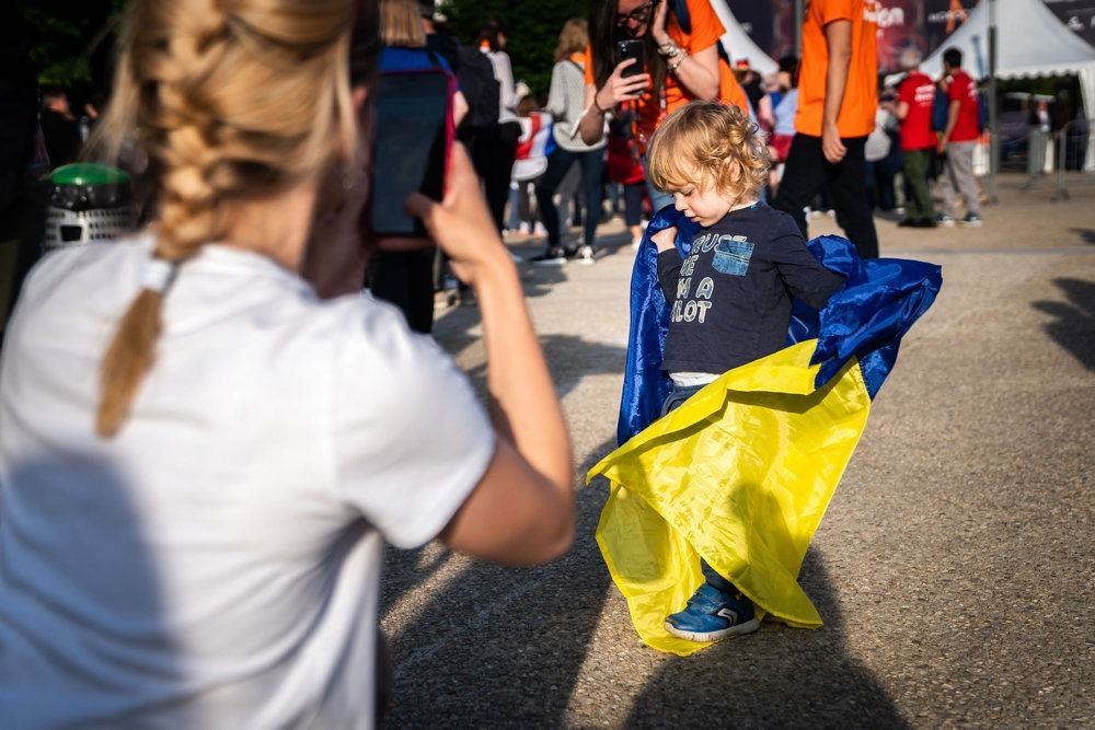 børn med ukrainsk flag
