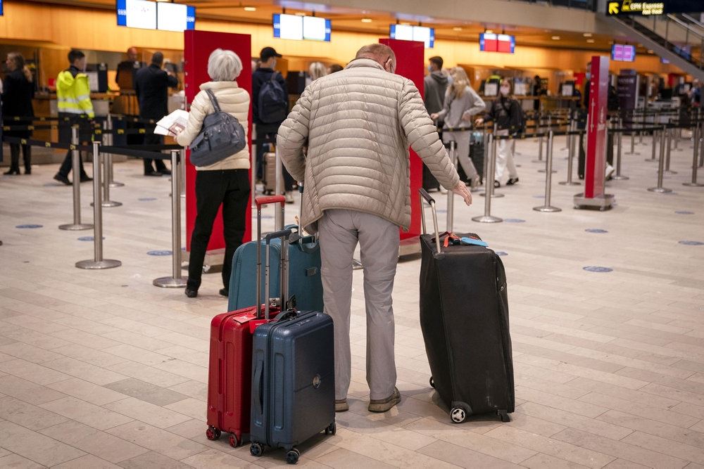 mand med kufferter i lufthavn