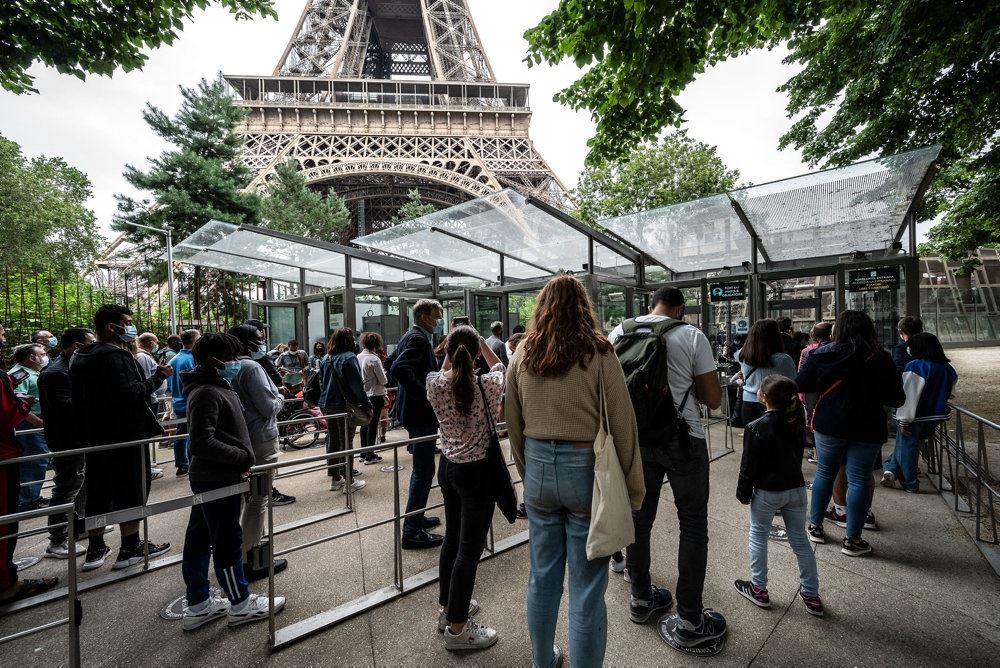 En kødrand af mennesker foran Eiffeltårnet.