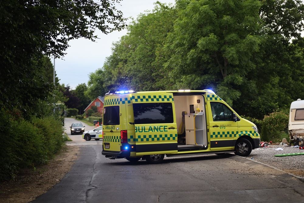 ambulance holder på vej
