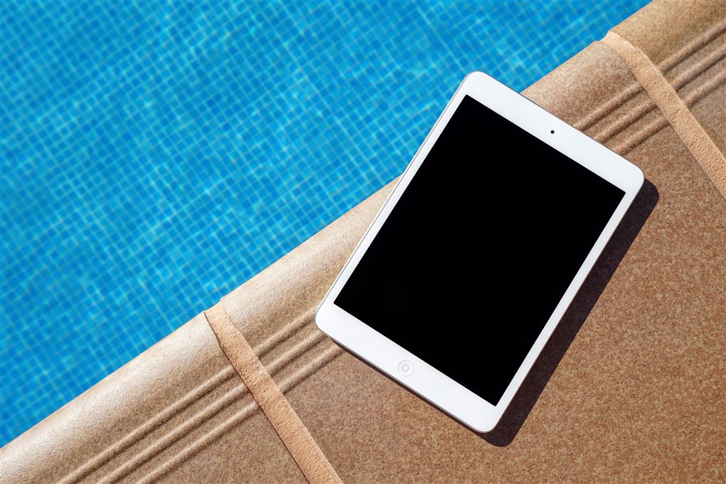 En tablet ved en pool