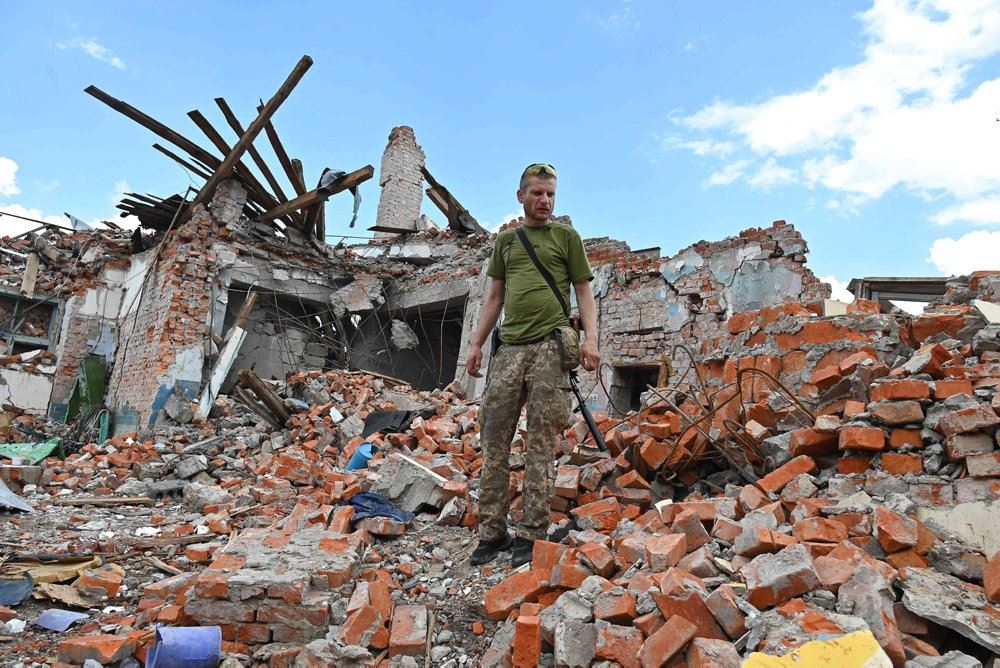 En ukrainsk soldat undersøger skaderne efter et angreb på byen Kharkiv. 