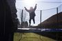 et barn hopper i trampolin