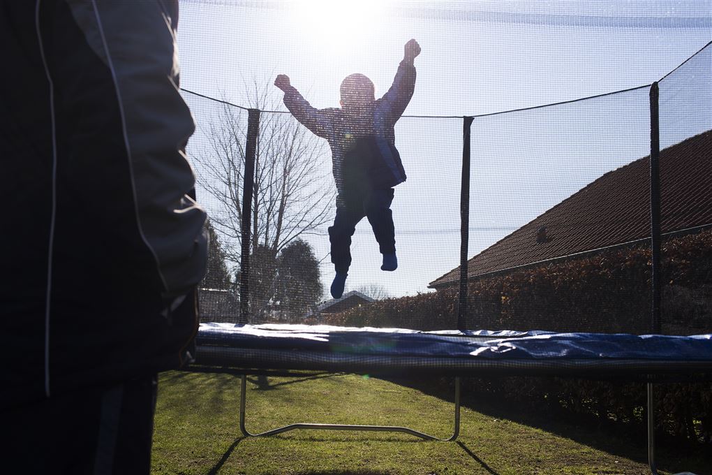 et barn hopper i trampolin