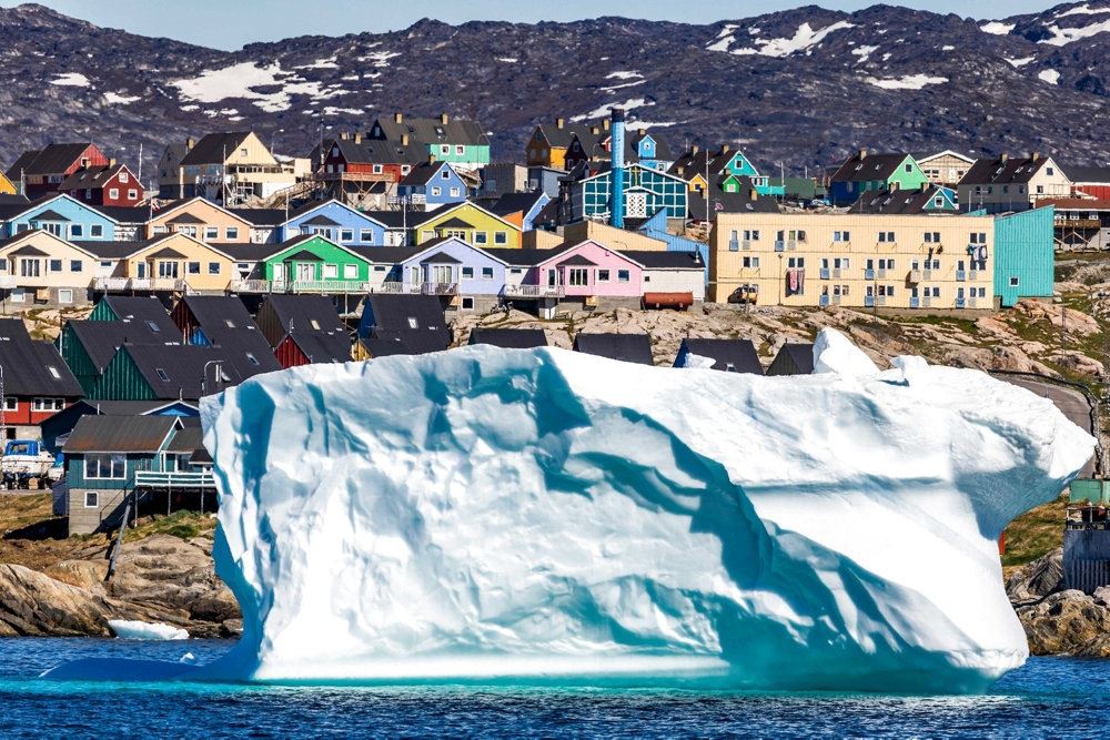 en by med isbjerge foran