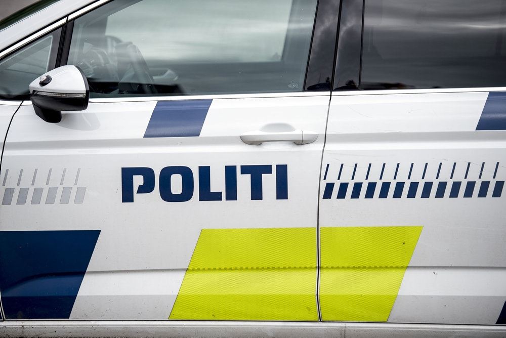 politi logo på bil