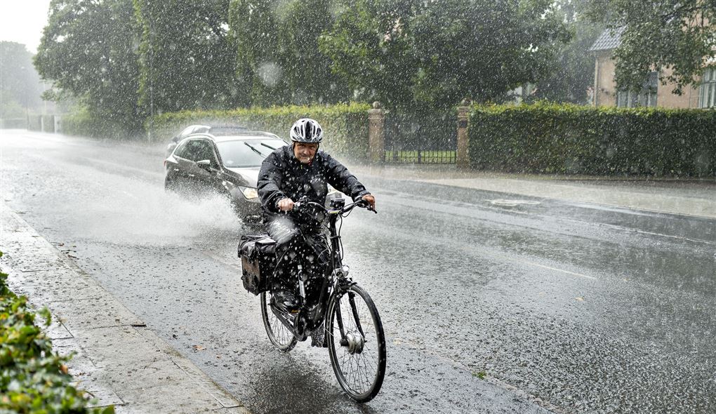 mand på cykel i regnvejr 