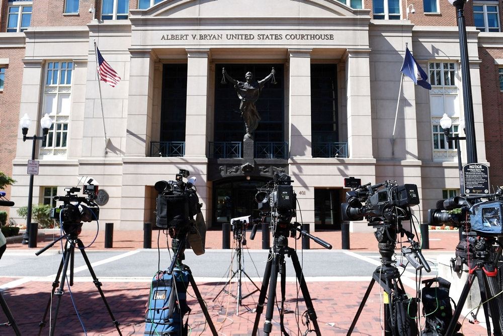kameraer foran en retsbygning