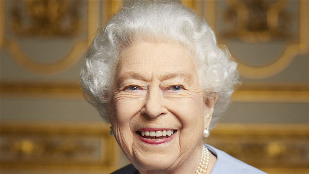 Dronning Elizabeth smiler