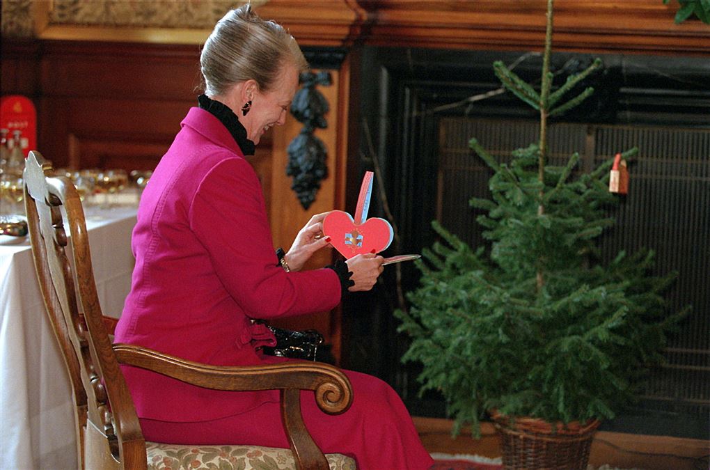 Dronning Margrethe sidder med et julehjerte