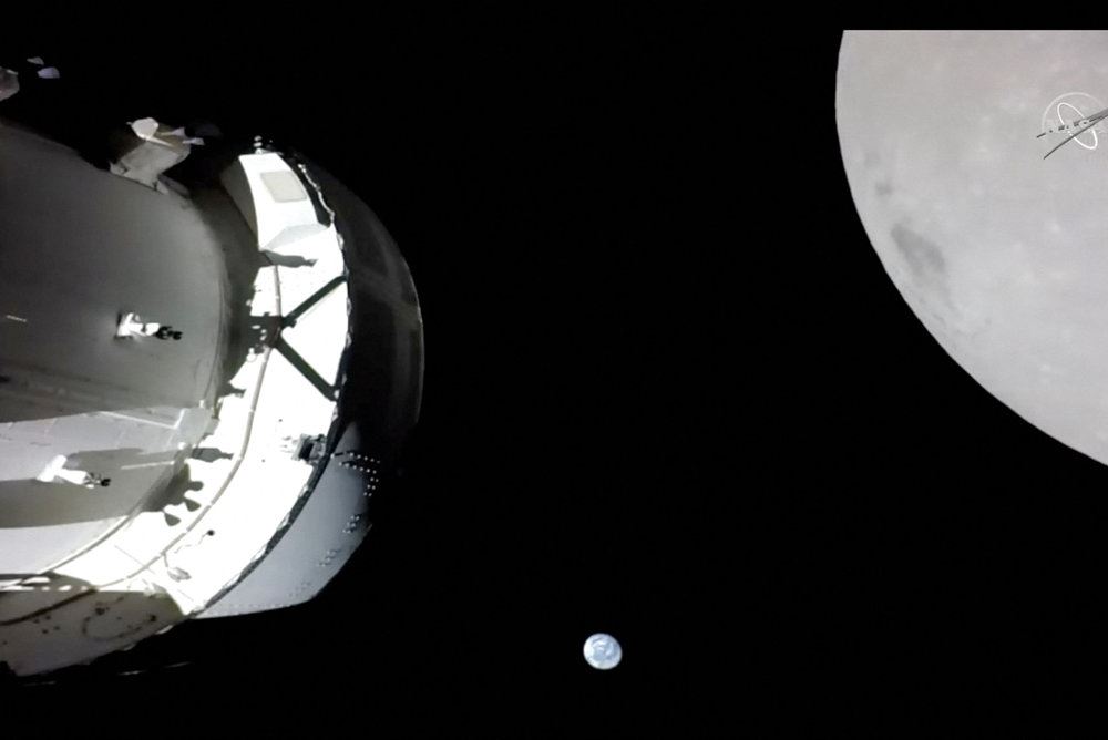 månen og jorden set fra rumfartøj 