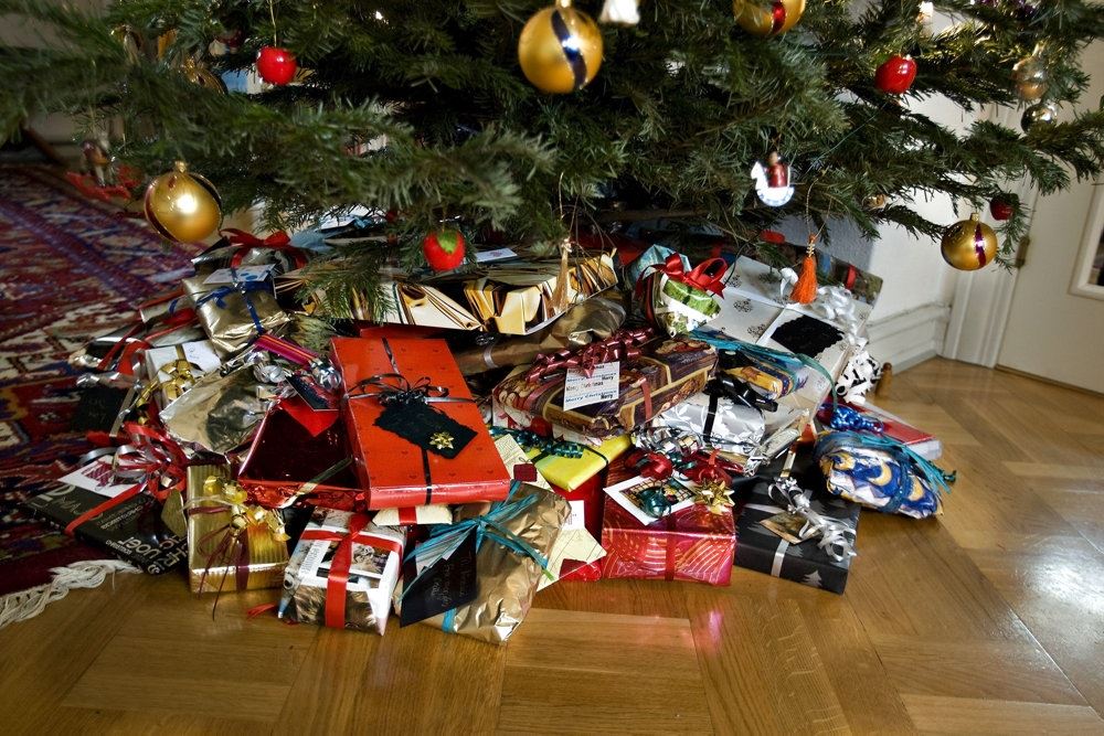 et juletræ med gaver under