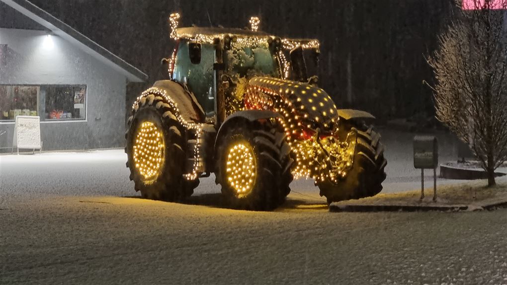 billede af traktor i sne