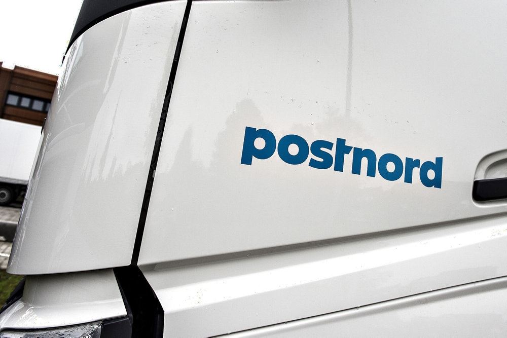 Postnords logo på en lastbil