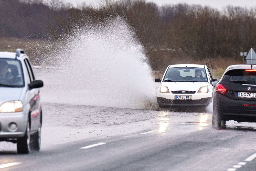 En bil kører gennem vandmasser