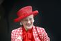 Dronning Margrethe med rød hat
