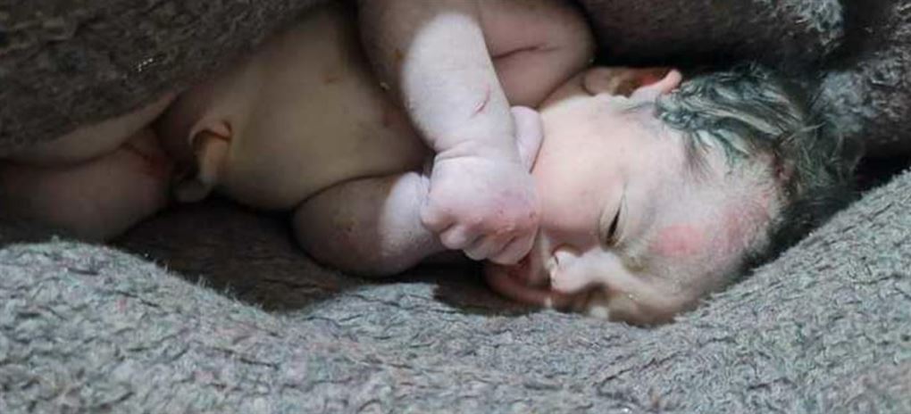 En baby svøbt i et tæppe