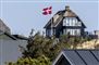 sommerhus med dansk flag 