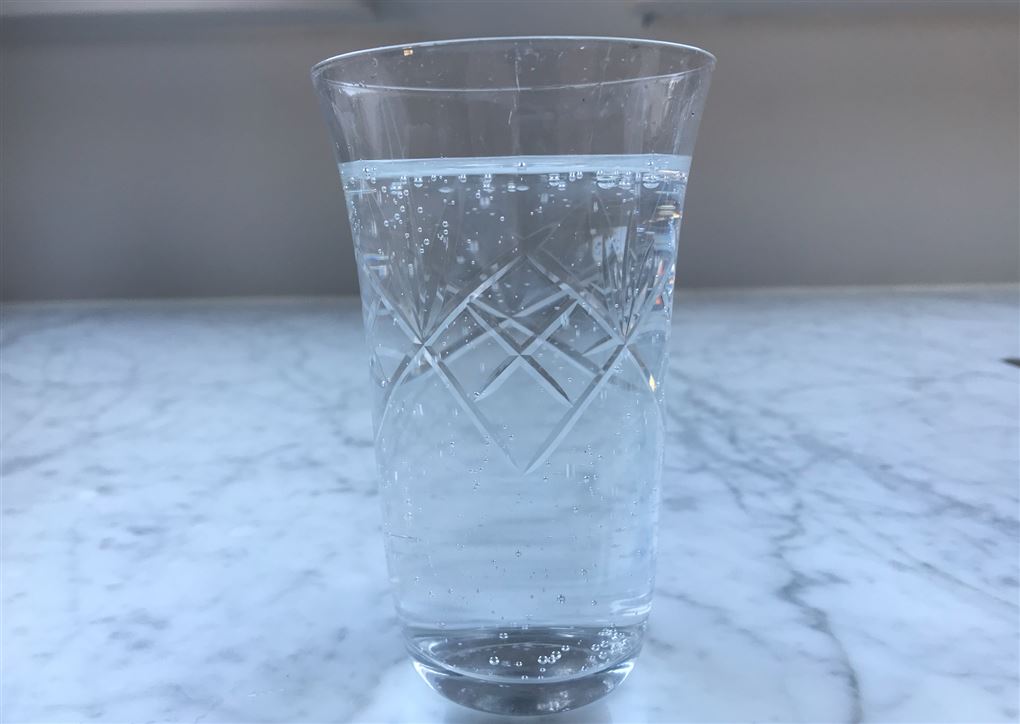 Et glas vand på et bord