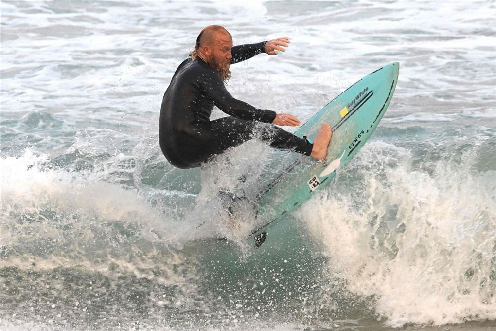 mand på surfbræt