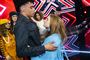 De to X Factor-deltagere kigger hinanden dybt i øjnene lige før et kram