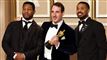Tre mænd på scenen med en Oscar