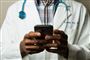 En læge med en mobiltelefon i hånden
