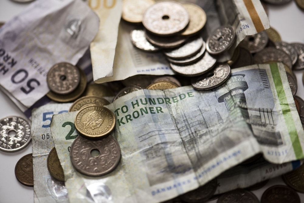 En bunke danske pengesedler og mønter