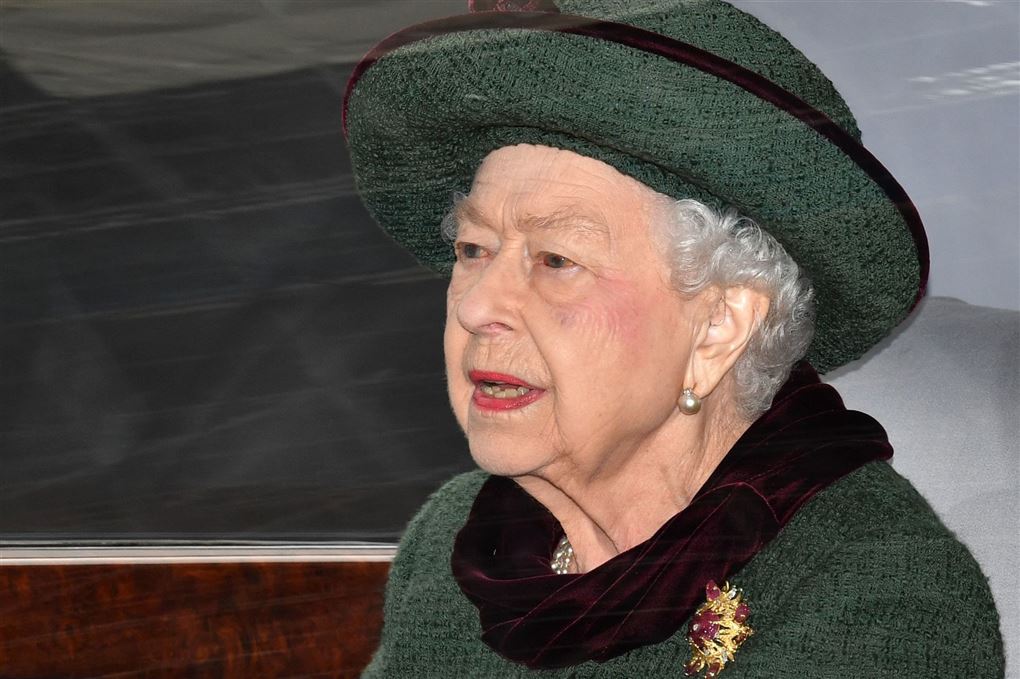 Dronning Elizabeth med en mørkegrøn hat på.