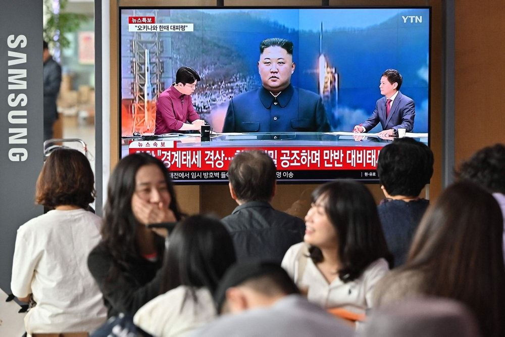 en skærm med en diktator og nogle raketter
