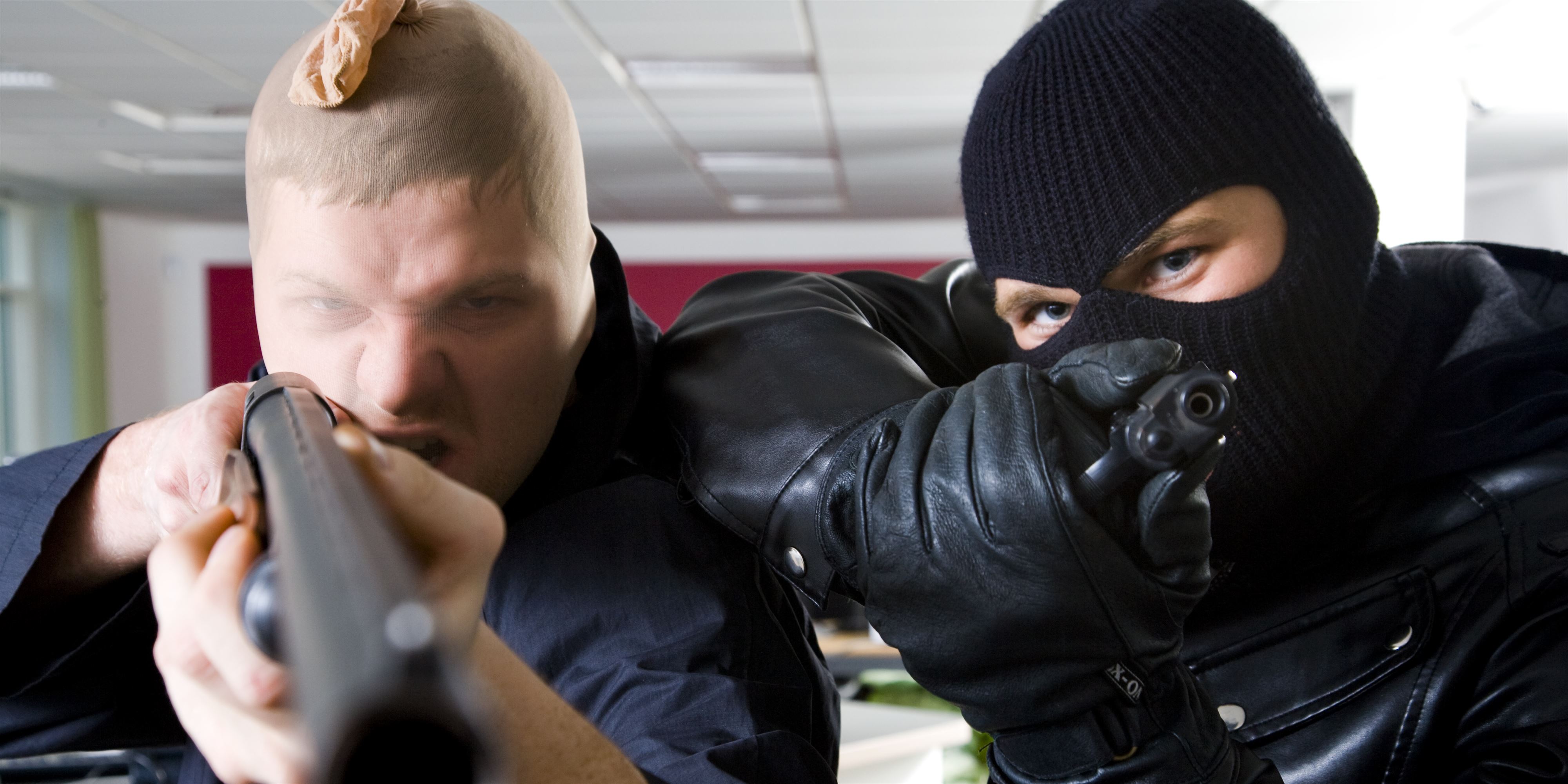 Грабители становятся жертвами. Грабители становятся жертвами. Грабитель с пистолетом. Грабители становятся жертвами. Женщина грабитель.