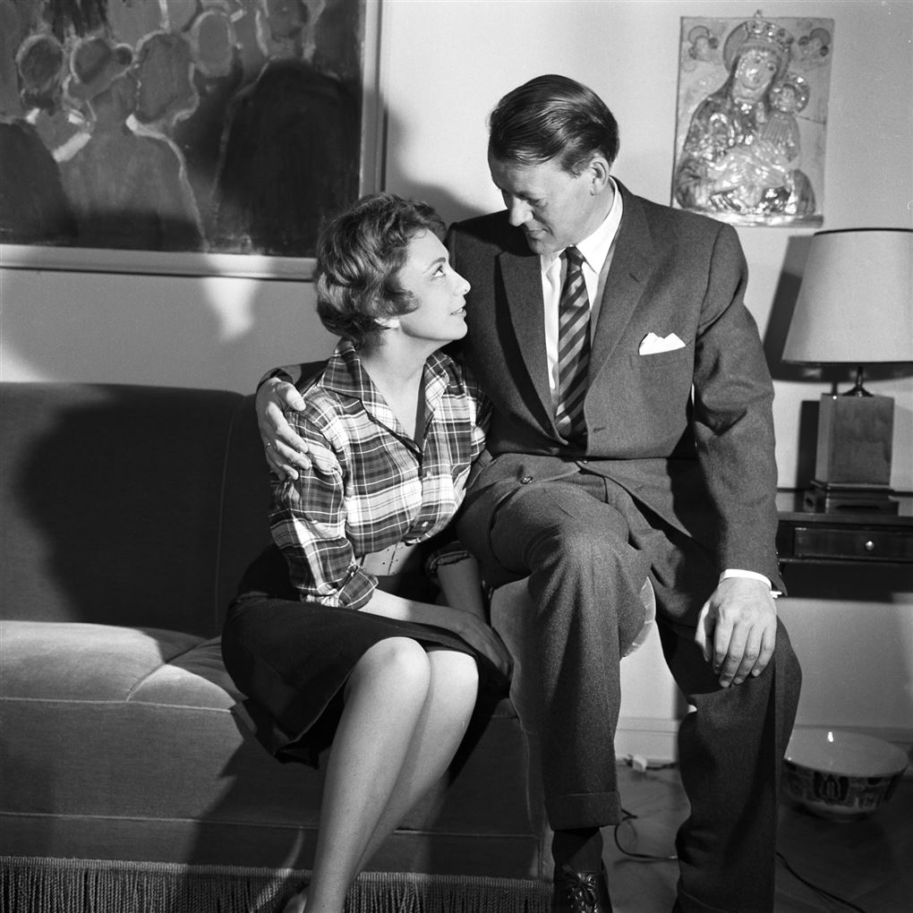 Gammelt ikonisk billede af Helle Virkner og Jens Otto Kragh, Hun sidder på en sofa og smiler kærligt til ham. Han sidder ved siden af hende men på armlænet så han er hævet over hende.