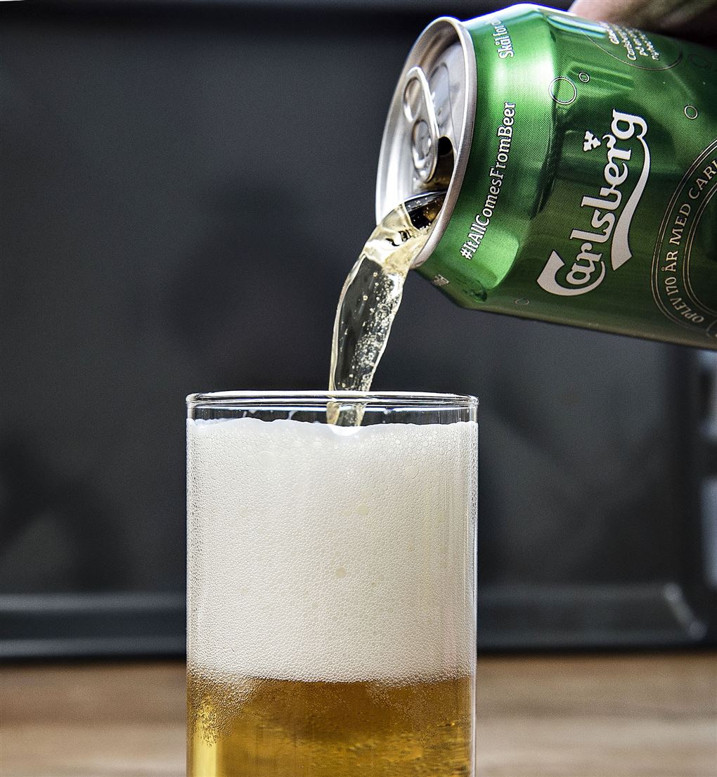 En Carlsberg bliver hældt op i et glas