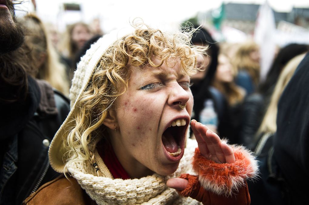 Ung kvinde skriger i en demonstration